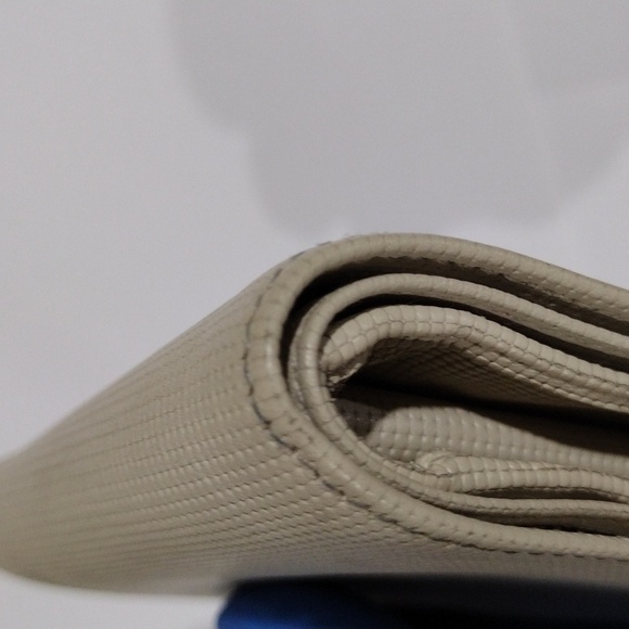 Gucci Beige Textured Leather Wallet w/  Silver Accent 4x3.75-inch, Box, Dust bag - Picture 15 of 17